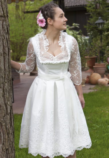 Traumhafte Brautdirndl mit Spitzenbluse mit 3/4 Arm. Hochzeitsdirndl in Creme.