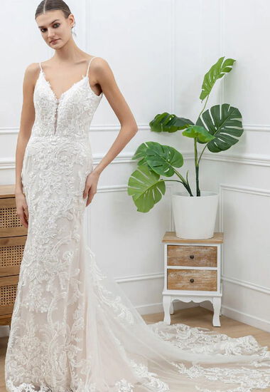 Das Brautkleid ist in Ivory, eignet sich super für eine freie Trauung oder für das Standesamt.
 