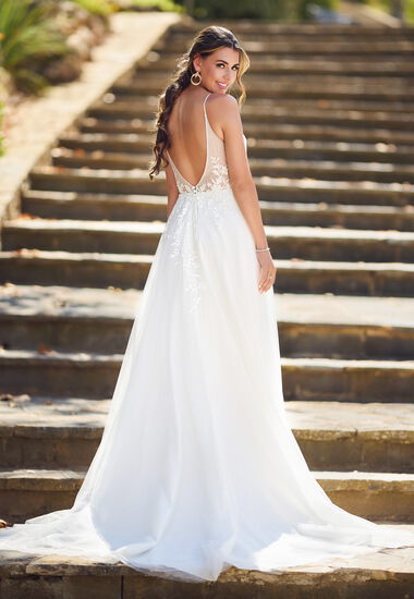Romantisches Hochzeitskleid mit langer Schleppe und tiefem Rückenausschnitt.