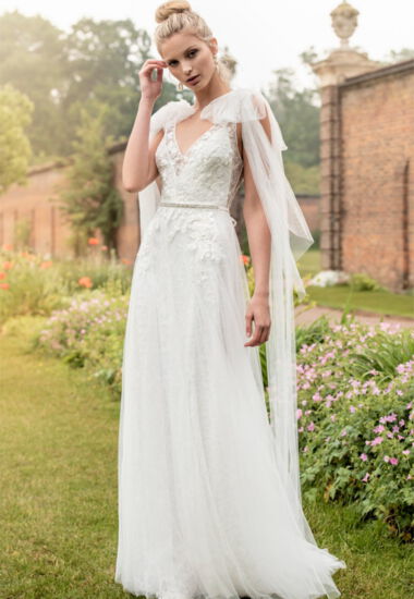 Traumhaftes Boho Brautkleid mit aufregenden Cut-outs und Glitzertüll.