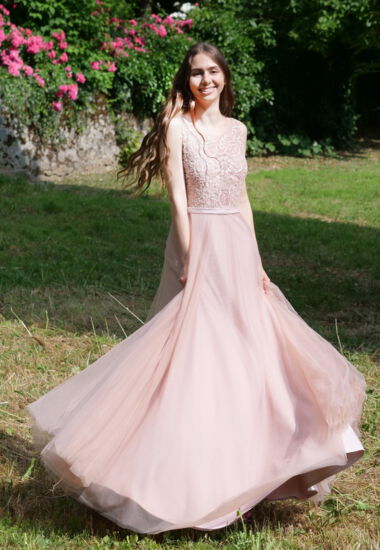 Wie im Märchen! Rosa Abendkleid mit Tüllrock und V-Ausschnitt.
 