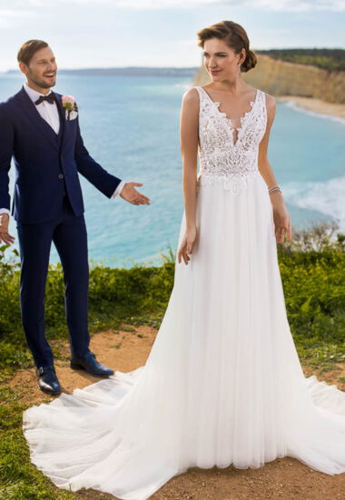 Brautkleid mit zauberhafter Spitze und tiefem V-Ausschnitt.