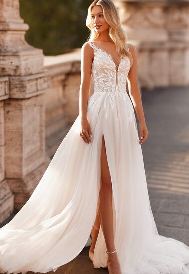 Elegantes Brautkleid aus zartem Chiffon mit Schlitz. Sexy!