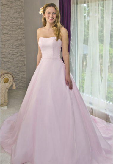 Brautkleid in A-Linie. Ganz schlicht, aber mit einem Glitzergürtel und langer Schleier in zart rosa ist wunderschön!