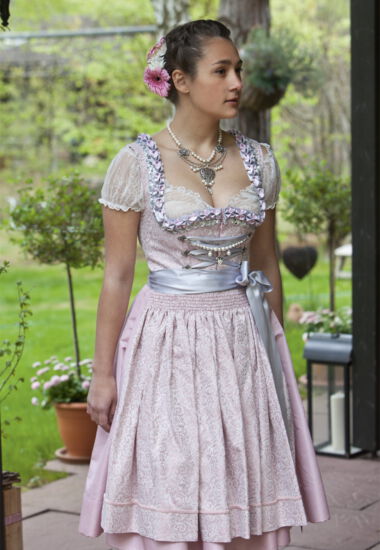 Märchenhaft schön! Brautdirndl aus hochwertigem Jacquard in Rosa.