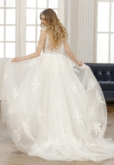 Ein edles und elegantes Hochzeitskleid mit viel Spitze und einer abnehmbaren Schleppe.