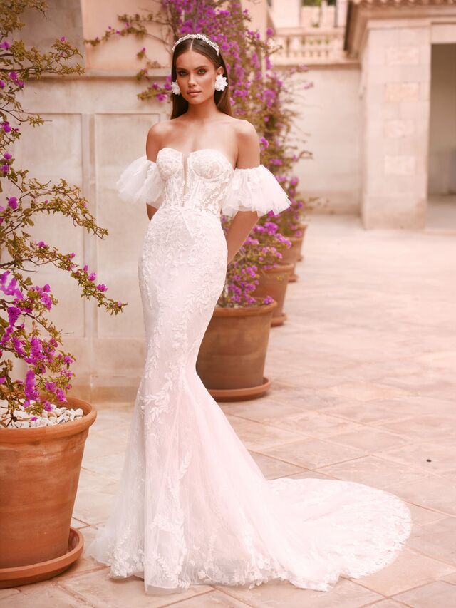 Egal ob du Kleidergröße 34 oder 48 trägst, Deine Rundungen sind perfekt geeignet für ein figurbetontes Brautkleid