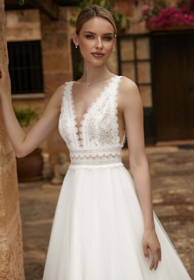 Romantisches Boho Brautkleid mit transparentem Oberteil aus hochwertiger Spitze. Bohemian Chic mit V-Ausschnitt und fließendem Tüllrock.