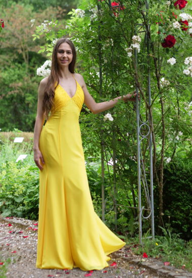 Mit einem gelben Abendkleid stehst Du ganz sicher im Mittelpunkt, egal ob Abschlussball oder Hochzeit.