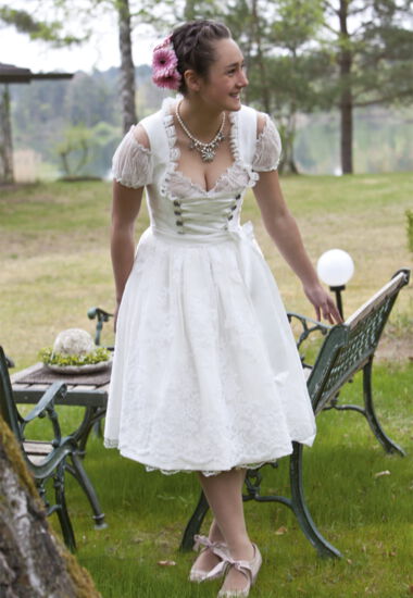 Brautdirndl kurz in Creme mit hochwertiger Spitze.