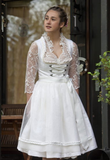 Elegantes Brautdirndl mit Schürze aus Organza.