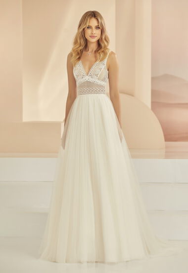 Romantisches Boho Brautkleid mit transparentem Oberteil aus hochwertiger Spitze. Bohemian Chic mit V-Ausschnitt und fließendem Tüllrock.