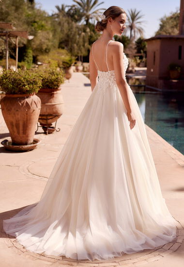 Eine verzaubernde, romantische Silhouette. Brautkleid in Creme mit Schleppe.