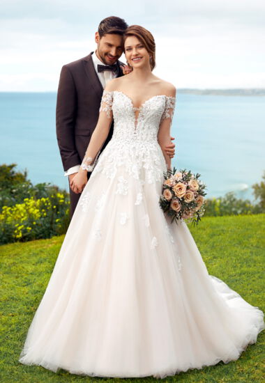 Märchenhaft schön! Das Brautkleid in A-Linie beeindruckt durch lange Ärmel und eine lange Schleppe.