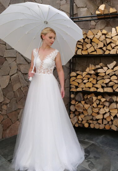 Elegant und sexy mit V-Ausschnitt. Ein Hochzeitskleid, das glücklich macht.