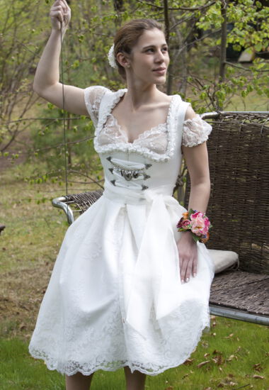 Brautdirndl aus edlem Satin. Hochwertig und elegant.