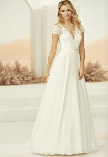 Eine verzaubernde, romantische Silhouette. Brautkleid in Creme, eignet sich auch für das Standesamt. Fließender Rock aus Chiffon.