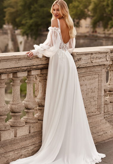 Brautkleid mit zauberhafter Spitze und tiefem V-Ausschnitt.
