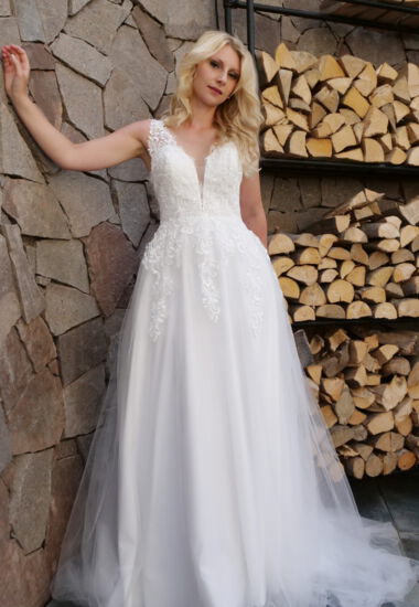 Elegantes Brautkleid in A-Linie in Creme. Rücken mit Tattoo Effekt aus edler Spitze. Tiefer V-Ausschnitt vorne und hinten.