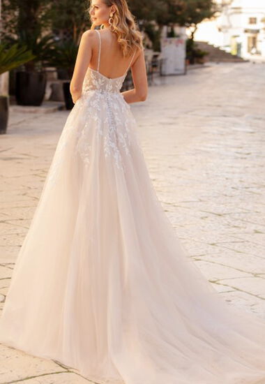 Wunderschön zartes Brautkleid mit Tüll und feiner Spitze.
 