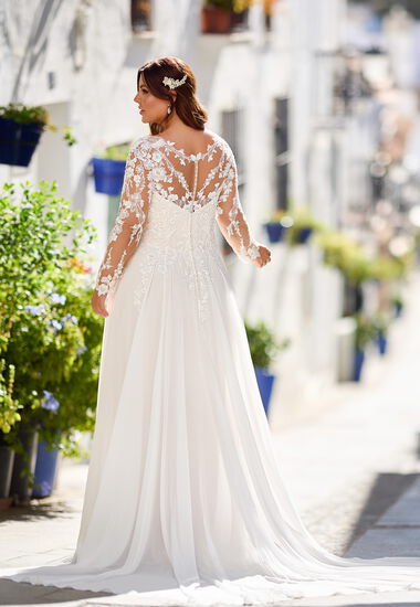 Dieses fließende Hochzeitskleid hat einen tollen Rücken und einen wunderbar fließenden Rock aus Chiffon.