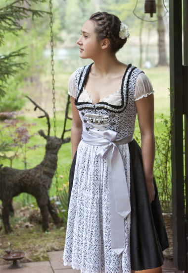 Traumhaft schönes Designer Dirndl aus Wildseide. Dirndl in schwarz-weiß mit hochwertiger Spitze.