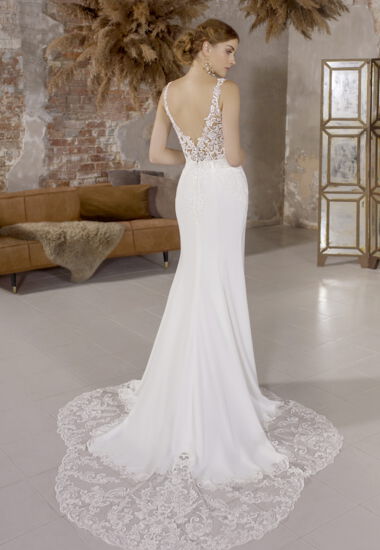 Ein romantisches Hochzeitskleid für das Standesamt mit einer wunderschönen Schleppe.