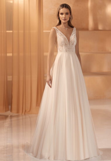 Romantisches Boho Brautkleid mit transparentem Oberteil aus hochwertiger Spitze. Bohemian Chic mit V-Ausschnitt und fließendem Tüllrock.