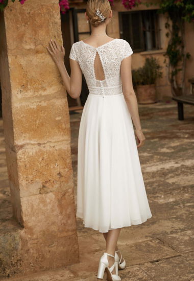 Das Brautkleid ist in Ivory, eignet sich super für eine standesamtliche Trauung.
 