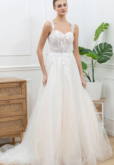 Eine verzaubernde, romantische Silhouette. Brautkleid in Creme, eignet sich auch für das Standesamt. 