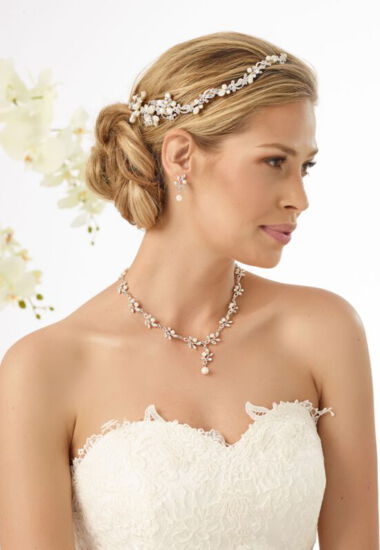 Elastischer Haarschmuck für die Braut mit großen Perlen und viel Glitzer, damit Dein Auftritt auf jeden Fall gelingt.