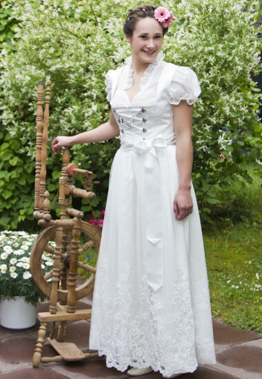 Langes Brautdirndl aus Satin und Spitze.