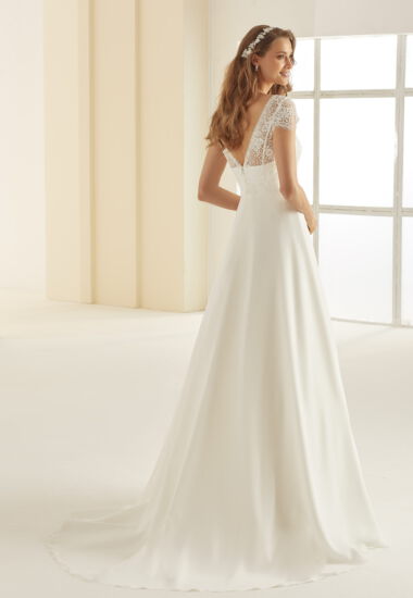 Romantisches Vintage Brautkleid mit tiefem und elegantem Rückenausschnitt.
 