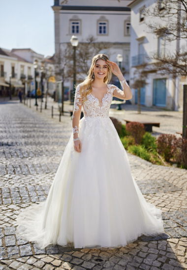 Ein Prinzessinnentraum in Creme. Hochzeitskleid mit langen Ärmeln und einem wunderschönen weichen Tüllrock.