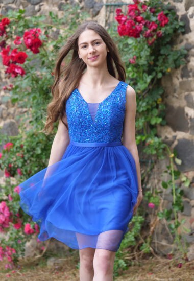Kurzes Kleid für den Abiball in Blau, mit viel Glitzer.